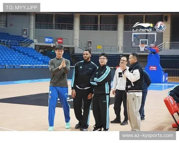 俱乐部举办球员见面会拉近球迷距离